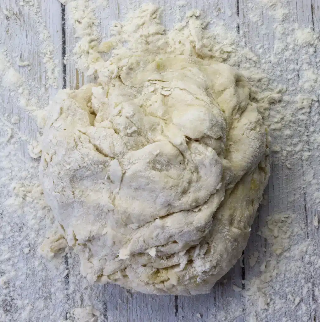 step 2: reloading the dough for pizza on a surface sprinkled with flour